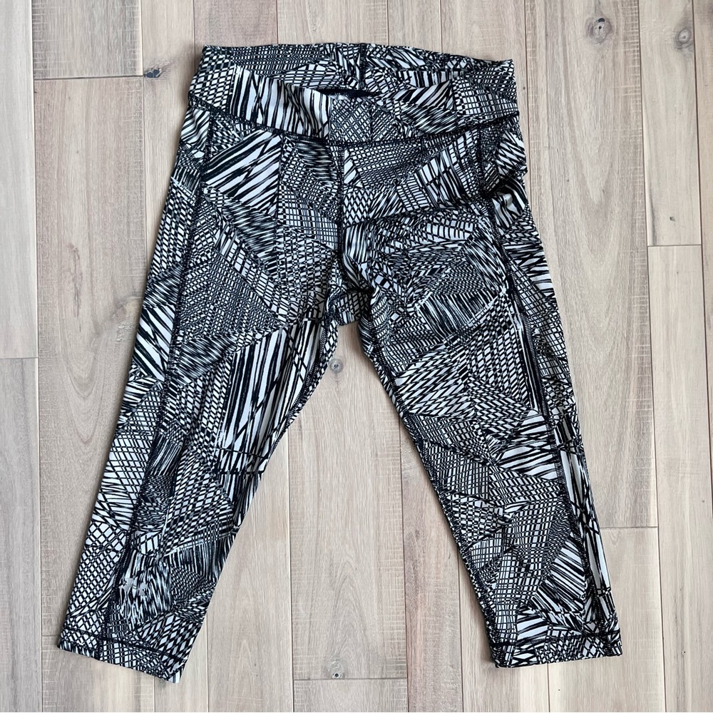 Under Armour Capris Pants Black White Crop Mid Rise Stretch Heat Gear Medium